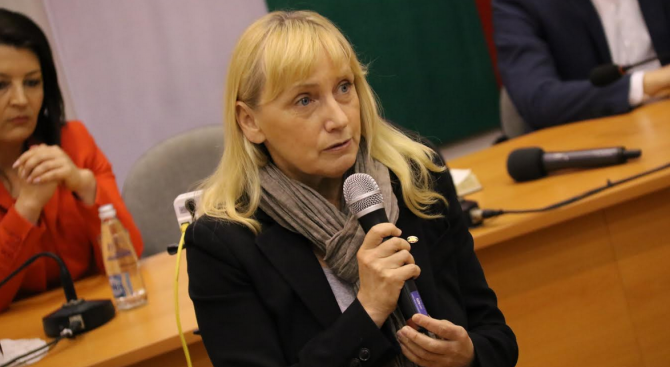 Елена Йончева: Няма да позволим Летище "София" да бъде дадено на концесия в ущърб на националния интерес