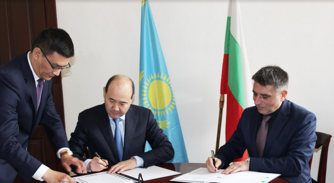 Министър Кирилов подписа с Казахстан договор за трансфер на осъдени лица