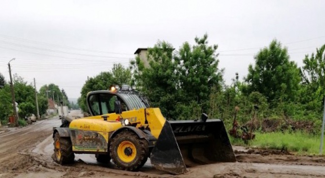 АПИ разчиства калните маси на третокласната пътна мрежа, след проливните дъждове в област Велико Търново