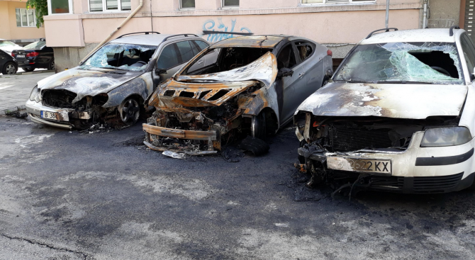 Три коли изгоряха пред кооперация във Варна