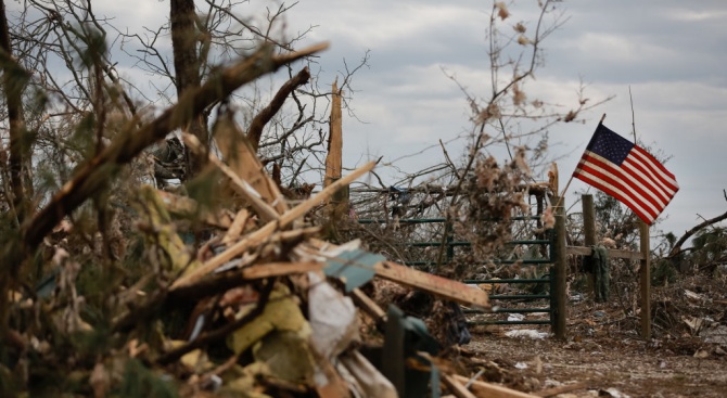 Торнадо отнесе покриви и изкорени дървета в САЩ 