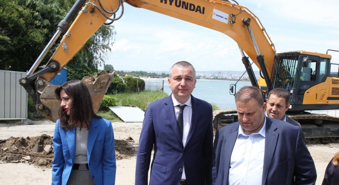 Кметът на Варна Иван Портних направи първа копка на яхтено пристанище
