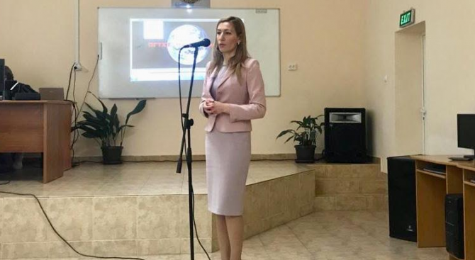 Министър Ангелкова пред ученици в Пирдоп: Подготовката в професионалните гимназии по туризъм е ключова за развитието на сектора
