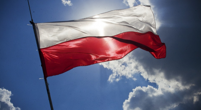 Управляващите в Полша водят на евроизборите с 42,4%