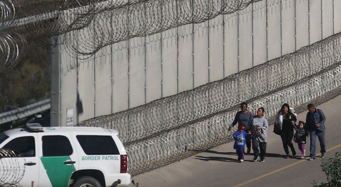 Поддръжници на Тръмп строят стена в частен терен по границата с Мексико