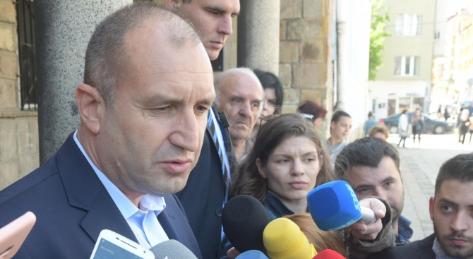 Румен Радев коментира оставките на Нинова и Цветанов