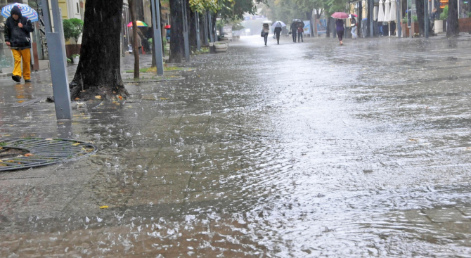 Потоп и градушка наводниха Пловдив