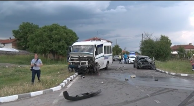 Автомобил и автобус се блъснаха на завой в Хасковско, има ранени