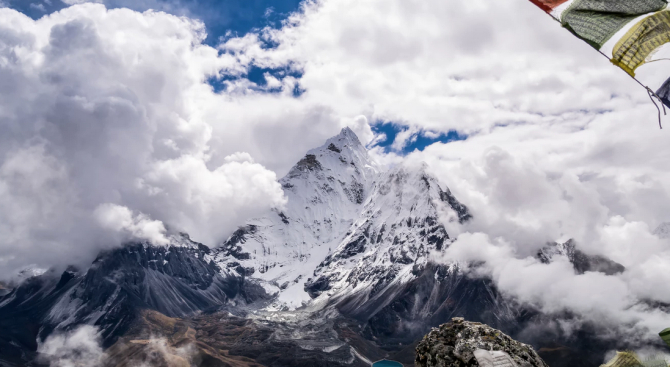 Издирват 8 алпинисти в Хималаите
