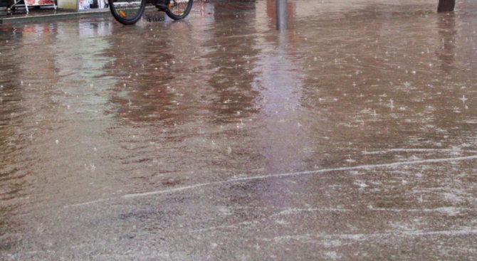 Проливен дъжд наводни Пазарджик 