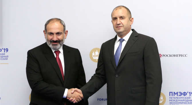 Румен Радев обсъди перспективите за увеличаване на регионалната свързаност с арменския премиер