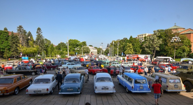 Стотици ретро автомобили се събраха в центъра на София