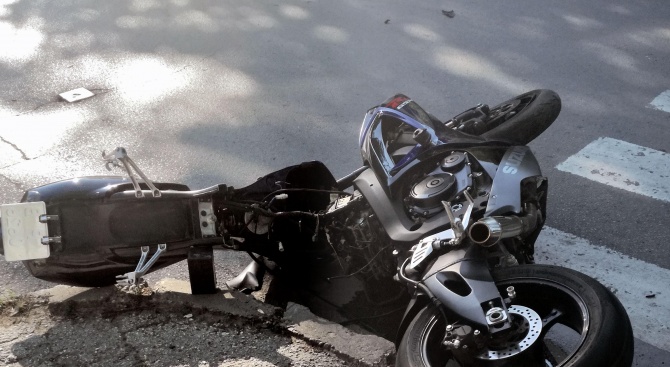 Моторист катастрофира на разклона за село Баня