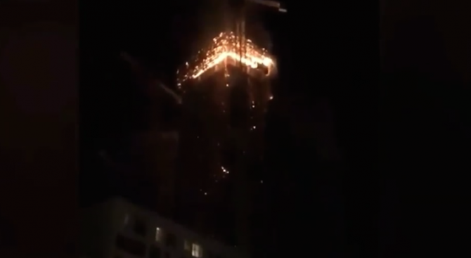 Огромен пожар изпепели небостъргач във Варшава 