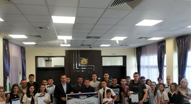 Бургаски ученици получиха стипендии от конкурса „Учи, работи,  спечели“