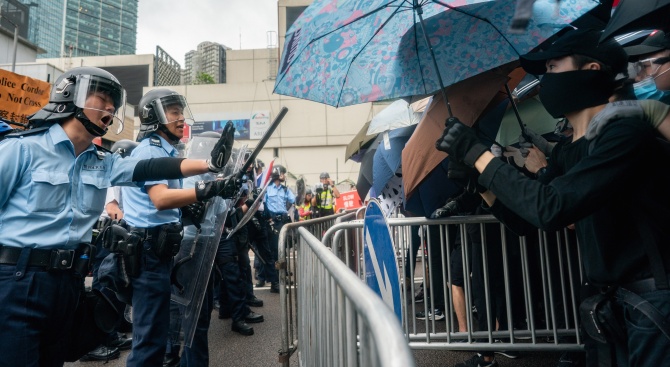  Полицията би протестиращи в Хонконг