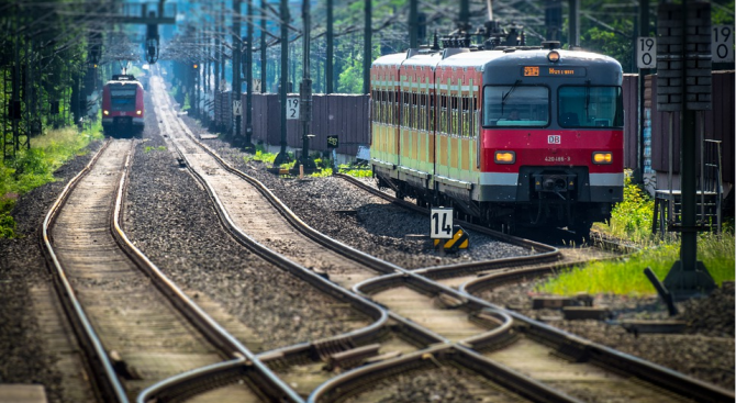 Петима души загинаха в Полша, след като влак блъсна кола на ж.п. прелез