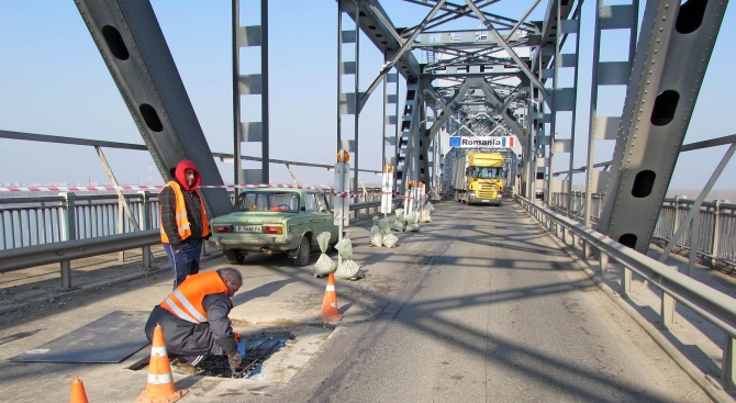 Интензивен трафик на ГКПП "Дунав мост" при Видин