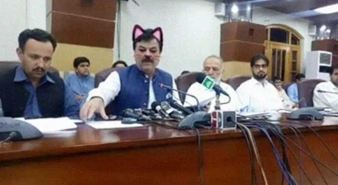 Пакистански политици станаха за смях заради министър с котешка муцуна