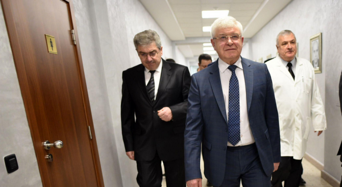 Министър Ананиев започва обиколка на областни лечебни заведения