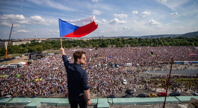Хиляди на протест в Прага с искане за оставка на премиера Андрей Бабиш