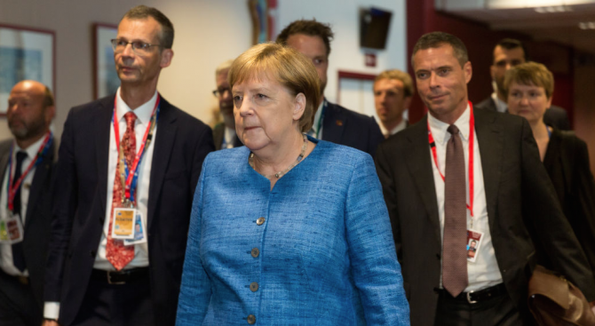 Меркел, партийни лидери и представители на автомобилната индустрия обсъдиха бъдещето на автомобилостроенето в Германия