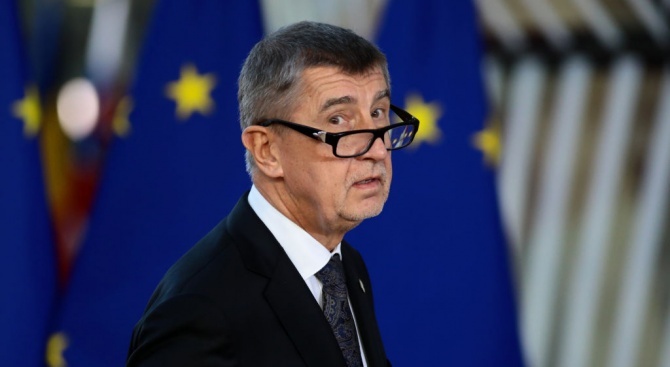 Чешкият кабинет оцеля във вот на недоверие