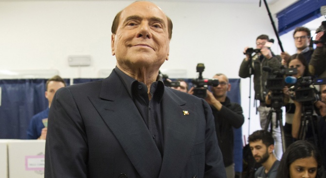 Посрещнаха Силвио Берлускони като звезда в ЕП