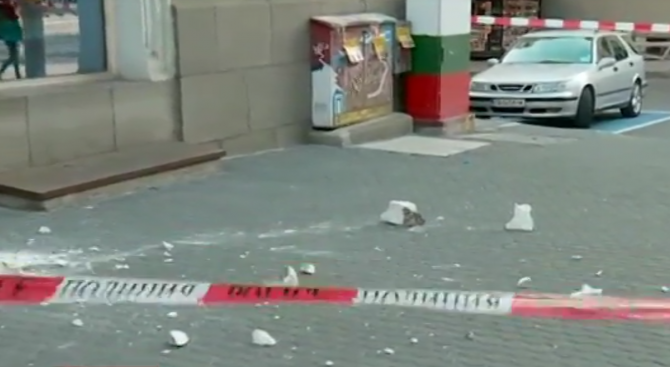 Парчета мазилка паднаха на оживен булевард в столицата