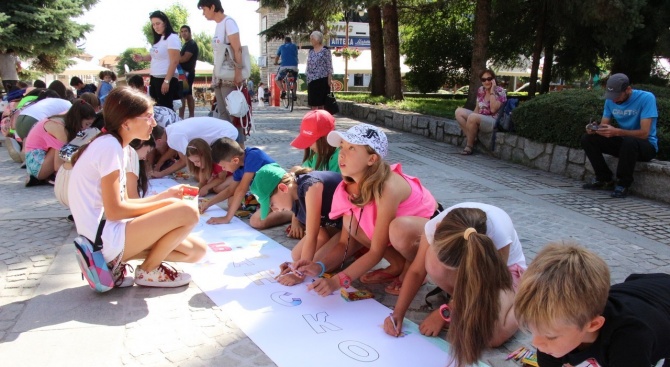 С 30-метрова рисунка децата от Банско отбелязаха Международния ден без найлонови торбички