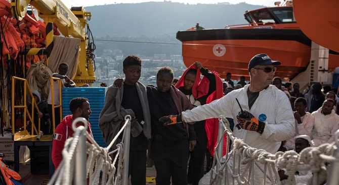 Италия сваля на брега мигранти от кораб на хуманитарна организация
