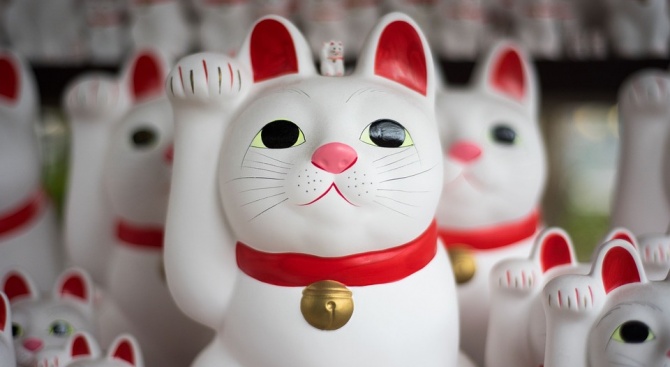 Късметлийски котки "посрещат" посетителите на храм в Япония