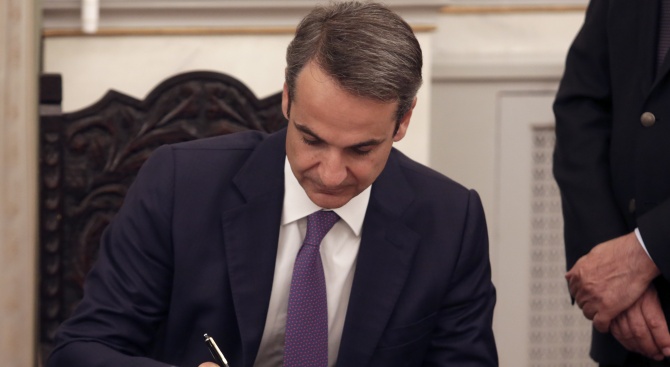 Първият работен ден на новия гръцки кабинет бе белязан с оставка
