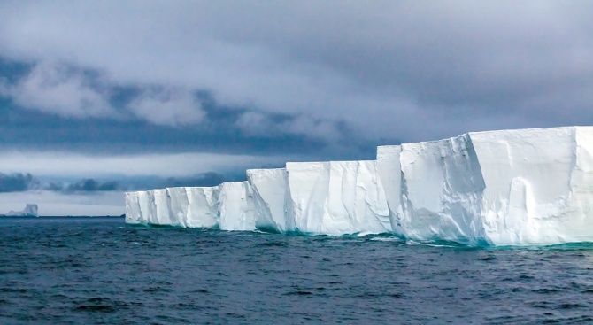 Най-големият айсберг в света се раздвижи 