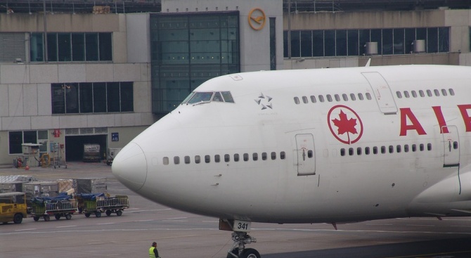 37 пострадаха при внезапна турбуленция на самолет на канадските авиолинии