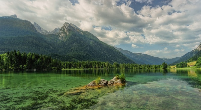 Слънчево, на места с валежи