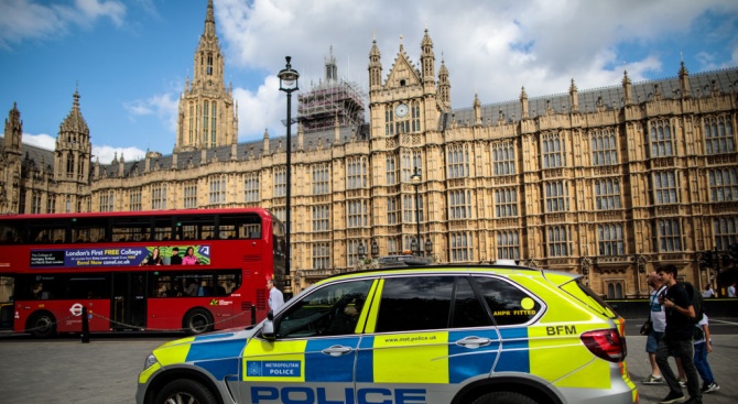 Политици критикуват лондонската полиция заради заплахи със съд срещу журналисти, публикували секретни документи 