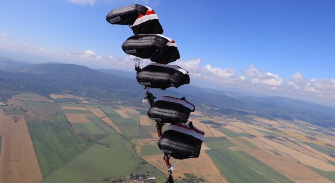 Международни парашутисти тренират край София