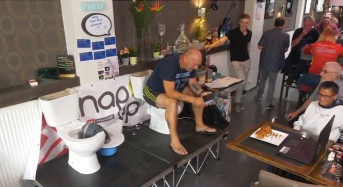 Мъж клечa 116 часа върху тоалетна чиния за Гинес рекорд