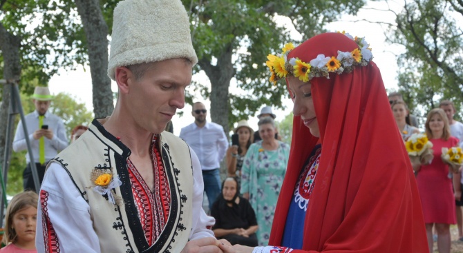 Българка и англичанин избраха село Хухла пред Албиона за венчавката си