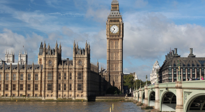 Британският парламент прие предложение, което ще затрудни евентуален опит на следващия премиер за Брекзит без сделка