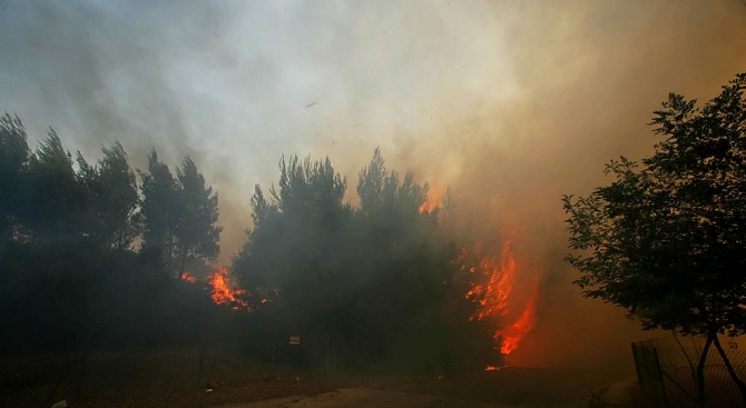 Пожар бушува на 50 километра от Атина
