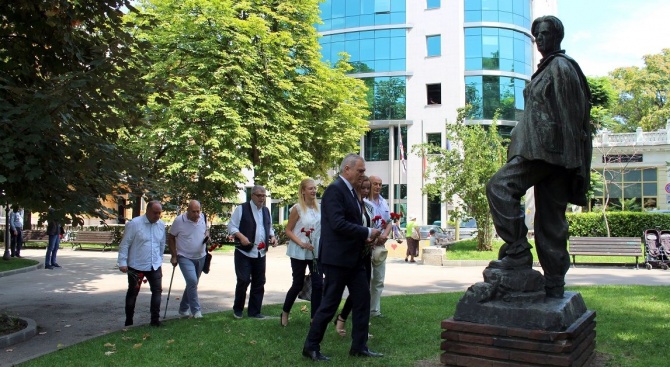 Ръководството на ПП АБВ поднесе цветя на паметника на Никола Вапцаров