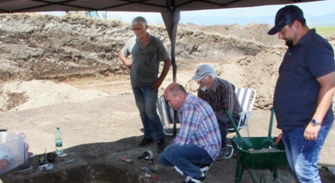 Продължава проучването на надгробна могила в Тракийския и античен град Кабиле