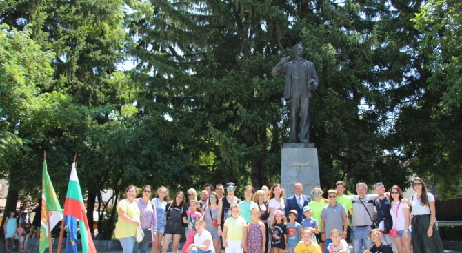 Съгражданите на Вапцаров сведоха глава пред паметта му 