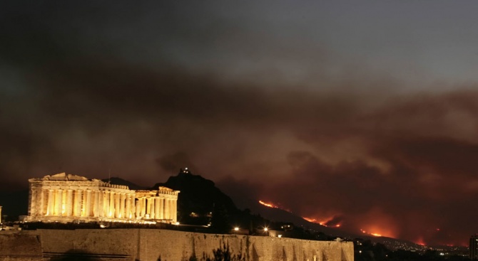 Горски пожар заплашва къщи край Атина година след смъртоносен пожар в същия район