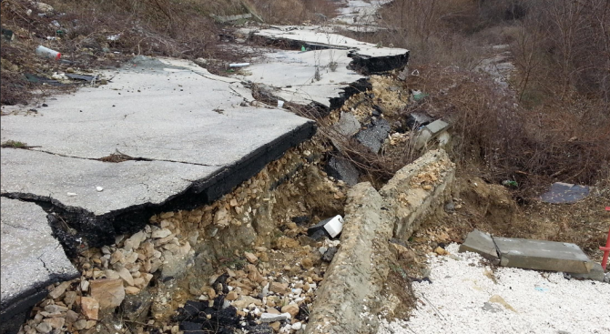 Пороите образуваха опасно свлачище край село Черна места