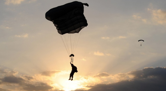 След смъртта на канадския парашутист: Ново мащабно учение започна на Летище Чешнегирово
