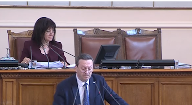 Караянчева към Таско Ерменков: Вие от самолети ли разбирате?