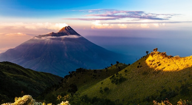  Вулкан изригна в индонезийската провинция Западна Ява